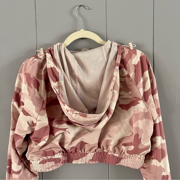 Athletic Camo Cropped Windbreaker - Picture 4 of 4